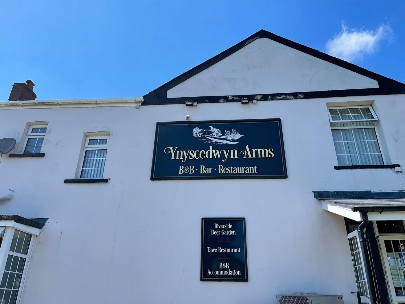 Ynyscedwyn Arms Hotel Ystradgynlais Eksteriør billede